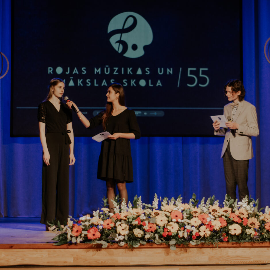 Jubilejas pasākuma vadītāji S.Briede un E.Olekts uzrunā A.Gūtšmiti