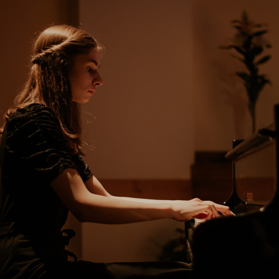 Pie klavierēm muzicē A.Gūtšmite