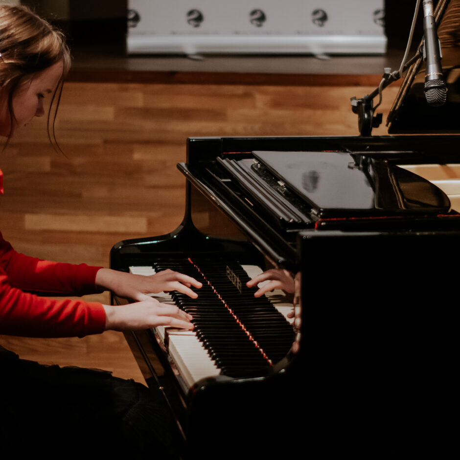 Pianiste A.Zeļģe skolas jubilejas pasākumā K/c
