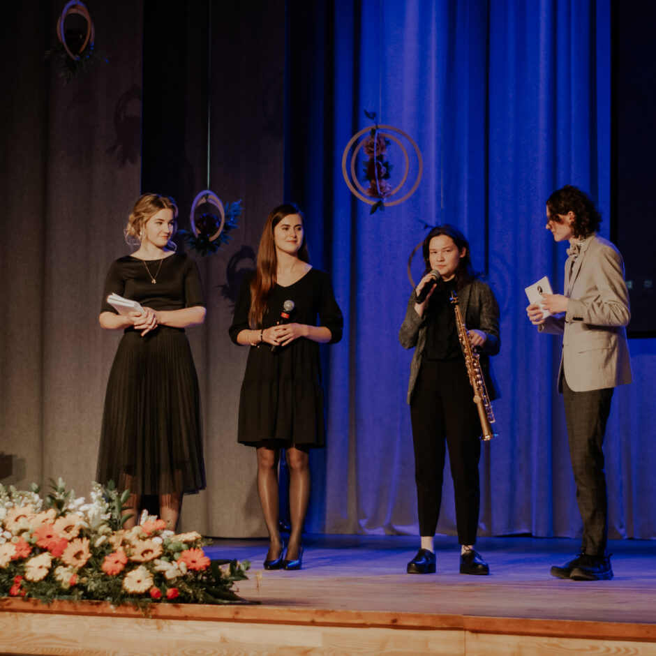 Uz skatuves uzstājas grupa 