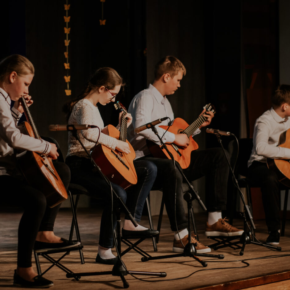 Ģitāristu ansamblis skolas jubilejas pasākumā K/c