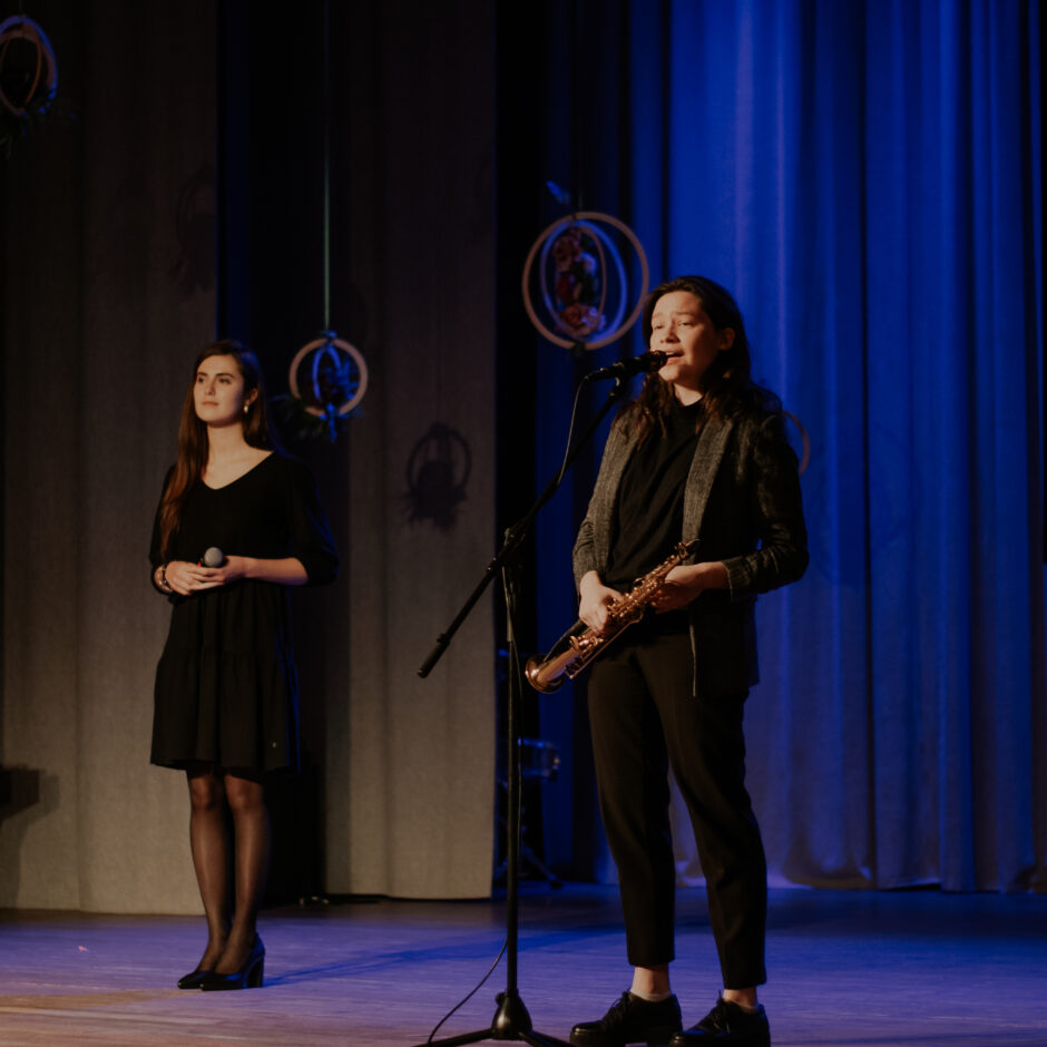 Uz skatuves uzstājas grupa 