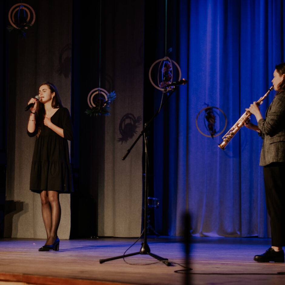 Uz skatuves uzstājas grupa 