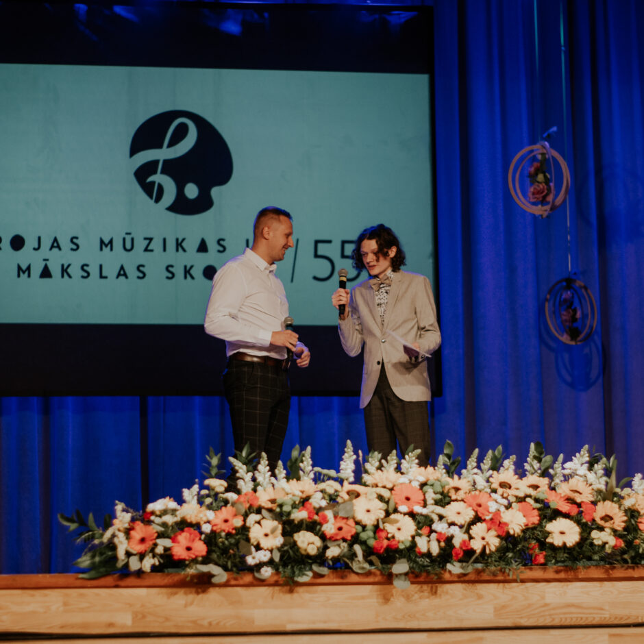 Uz skatuves A.Podiņš un koncerta vadītājs E.Olekts