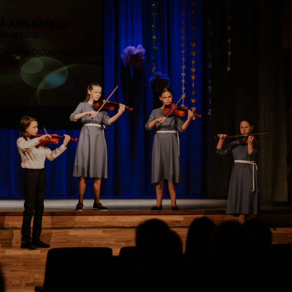 Vijolnieku ansamblis skolas jubilejas pasākumā K/c