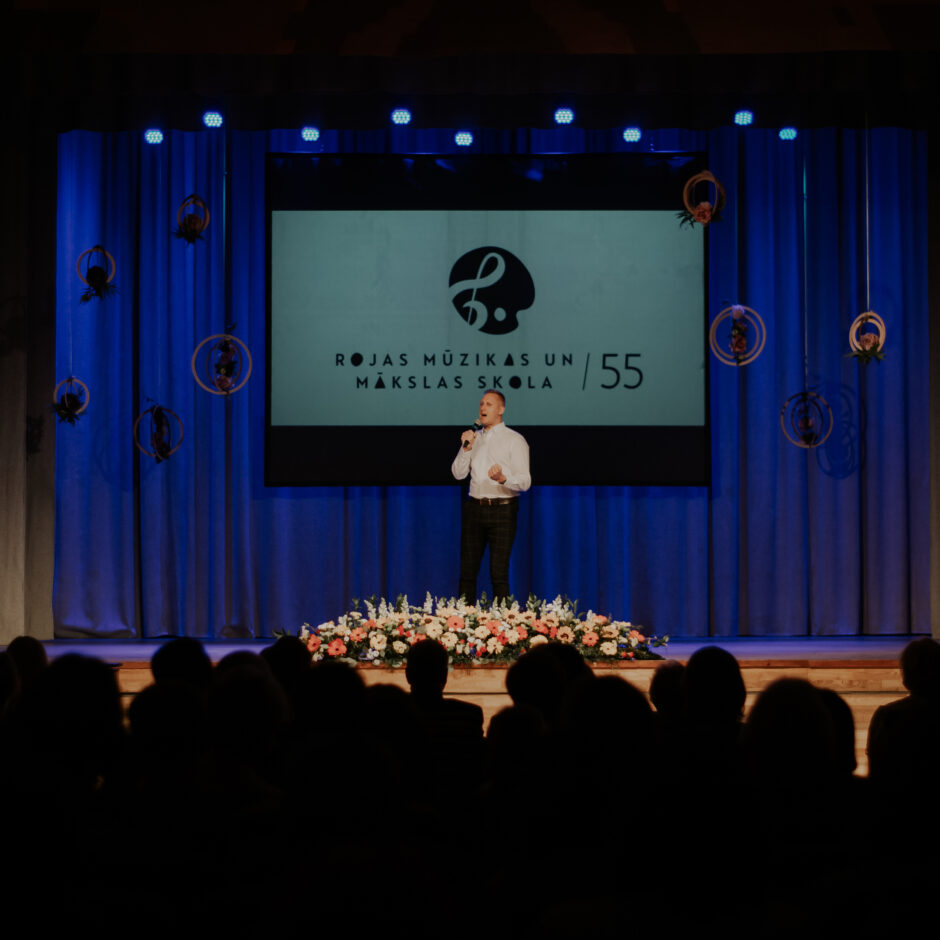 Uzstājas A.Podiņš