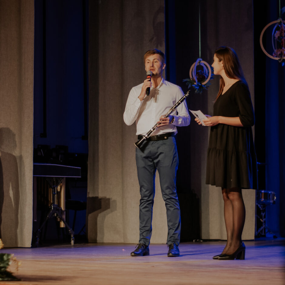 Koncerta vadītāja S.Briede intervē klarnetistu J.Ansonu