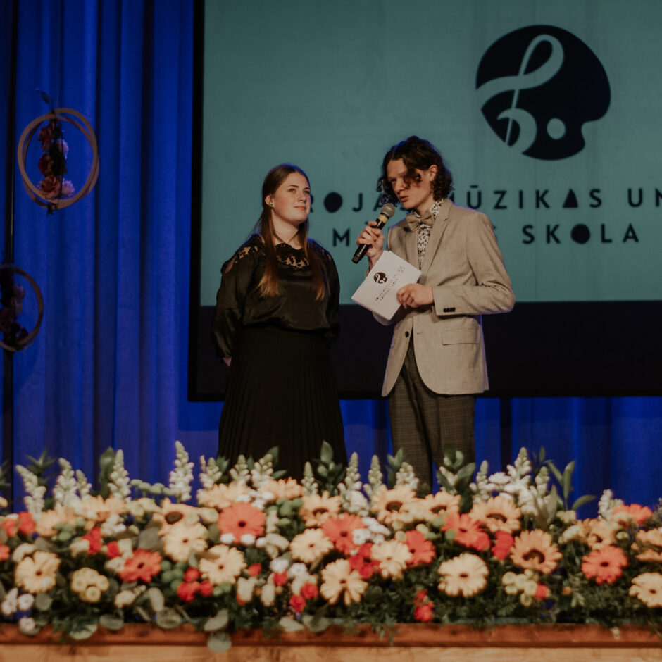 Pasākuma vadītājs E.Olekts intervē pianisti I.Grīnīti