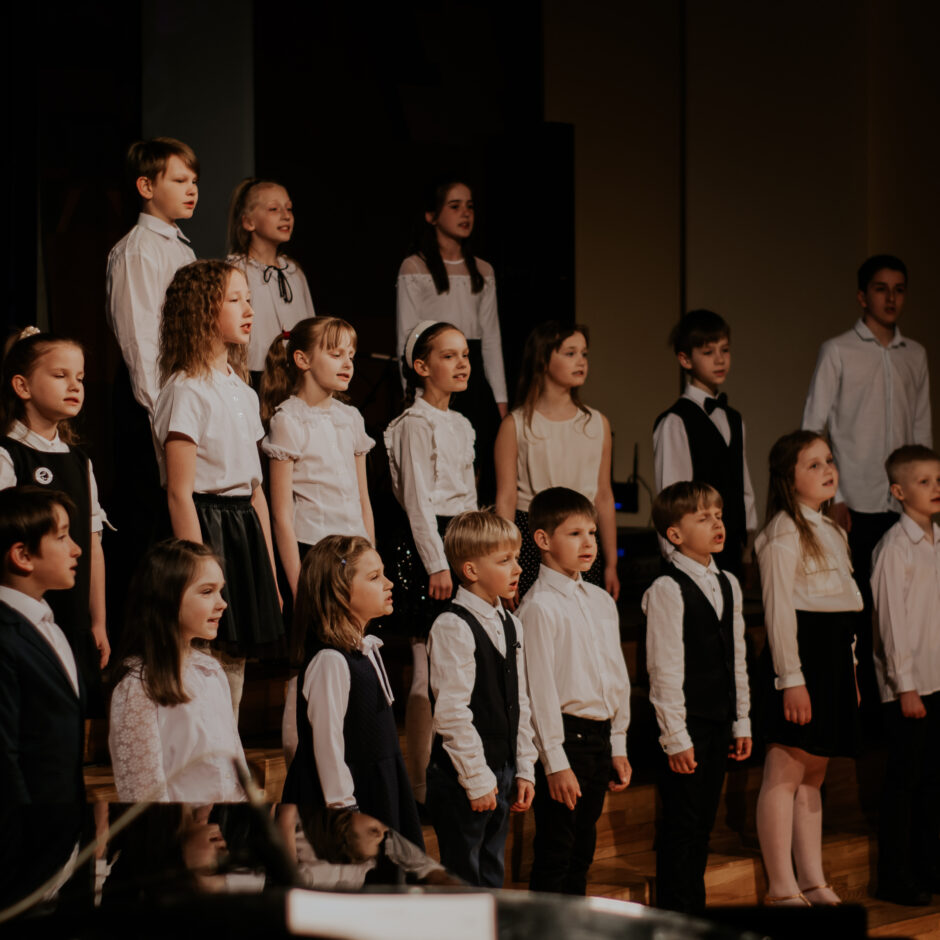 Skolas 1.-3.kl. koris jubilejas pasākumā K/c