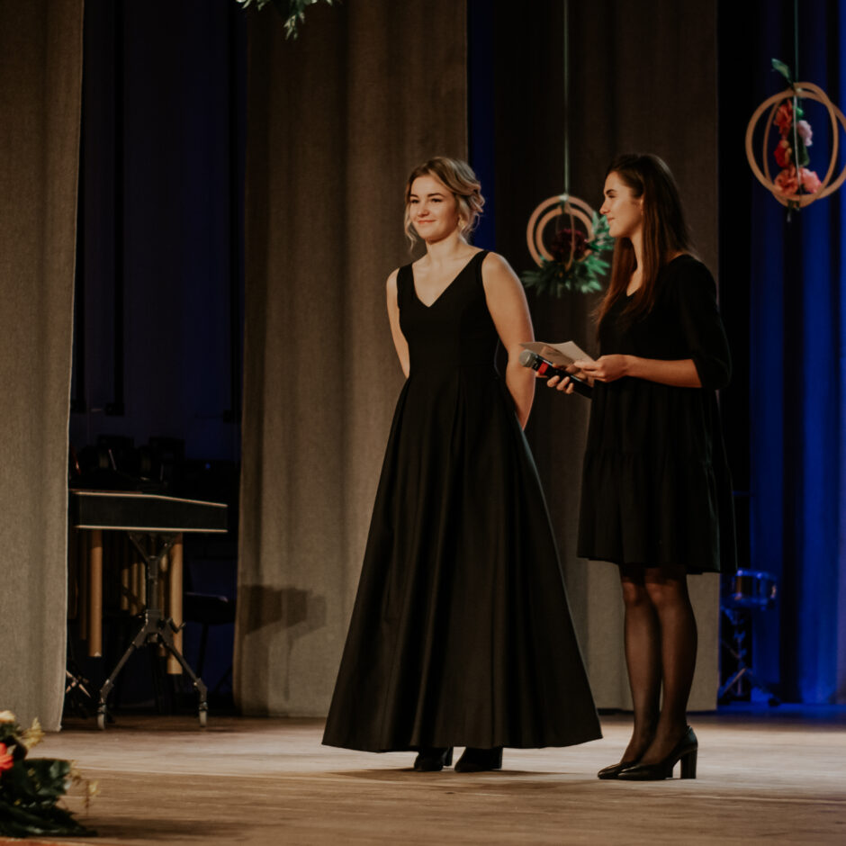 Uz skatuves S.Briede un H.Gūtšmite