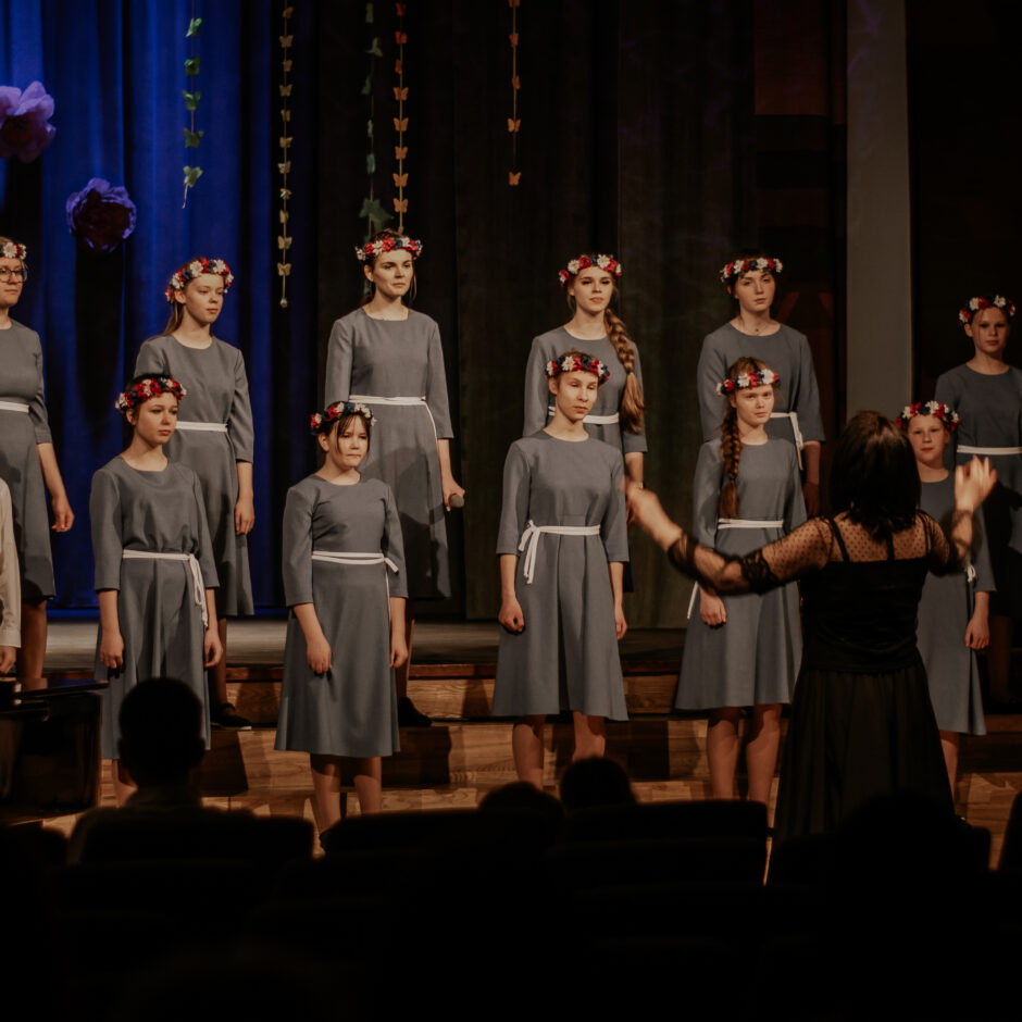 Skolas 4.-8.kl.koris skolas jubilejas pasākumā K/c