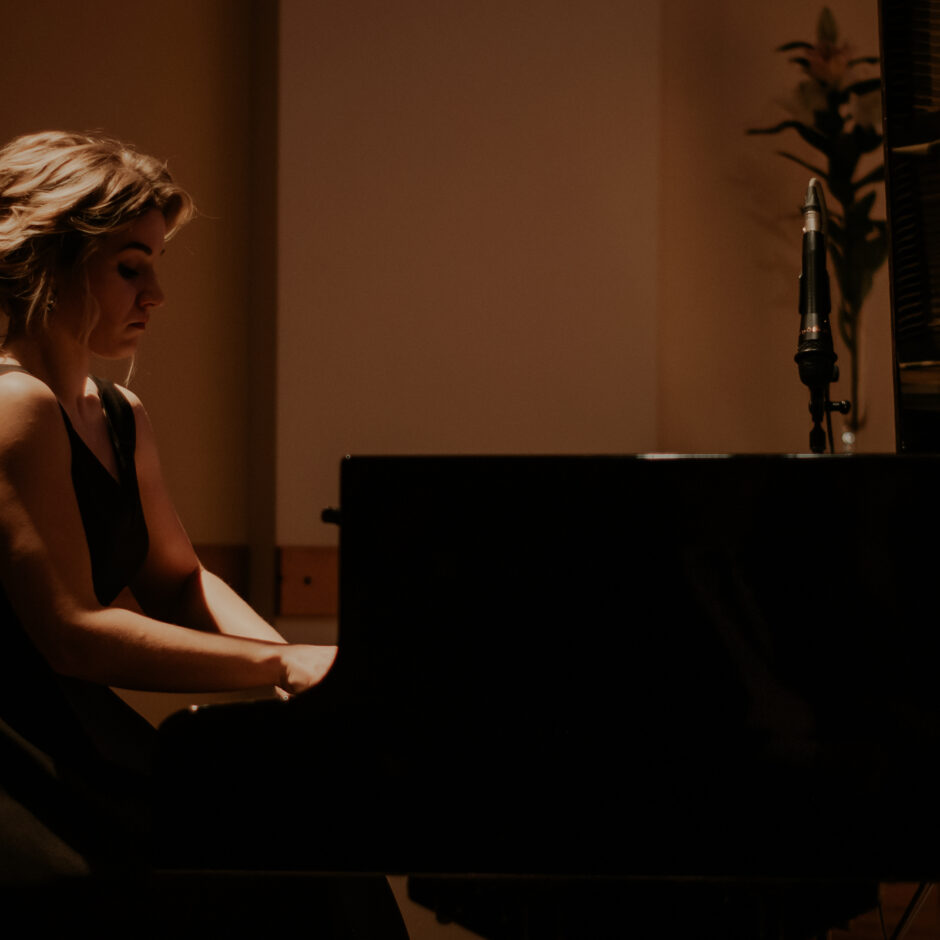 Muzicē pianiste H.Gūtšmite