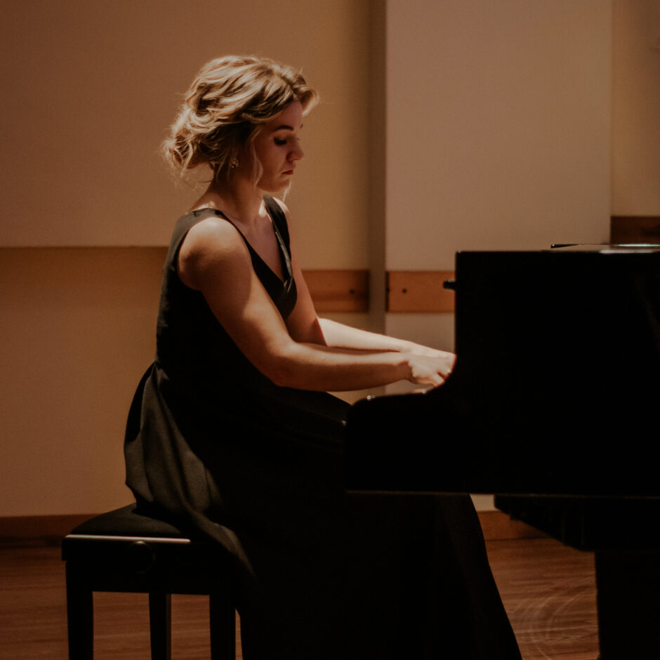 Muzicē pianiste H.Gūtšmite