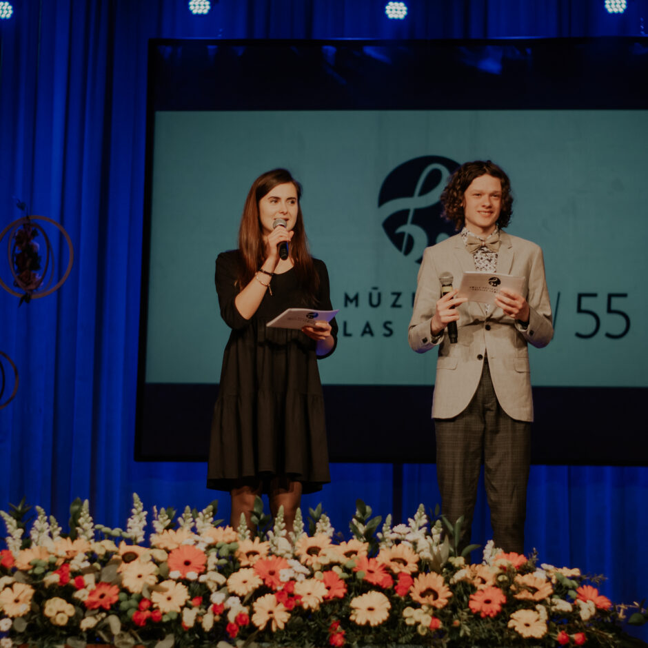 Pasākuma vadītāji S.Briede un E.Olekts uz skatuves