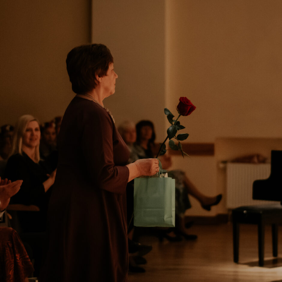 Ped.B.Kvalberga saņem pateicības ziedus un dāvanu.