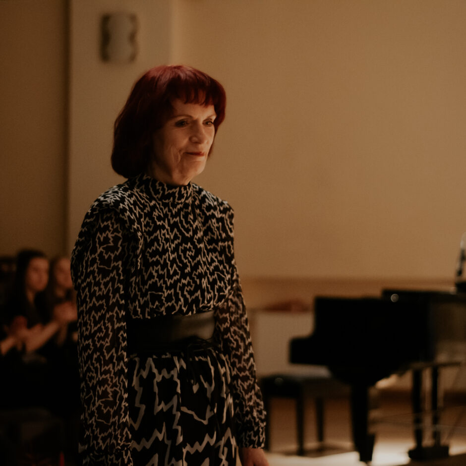 Ped. M.Zemture saņem pateicības ziedus un dāvanu.