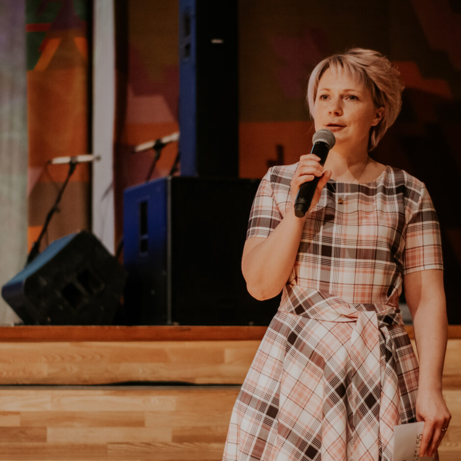 Direktore B.Beraģe skolas jubilejas pasākumā K/c