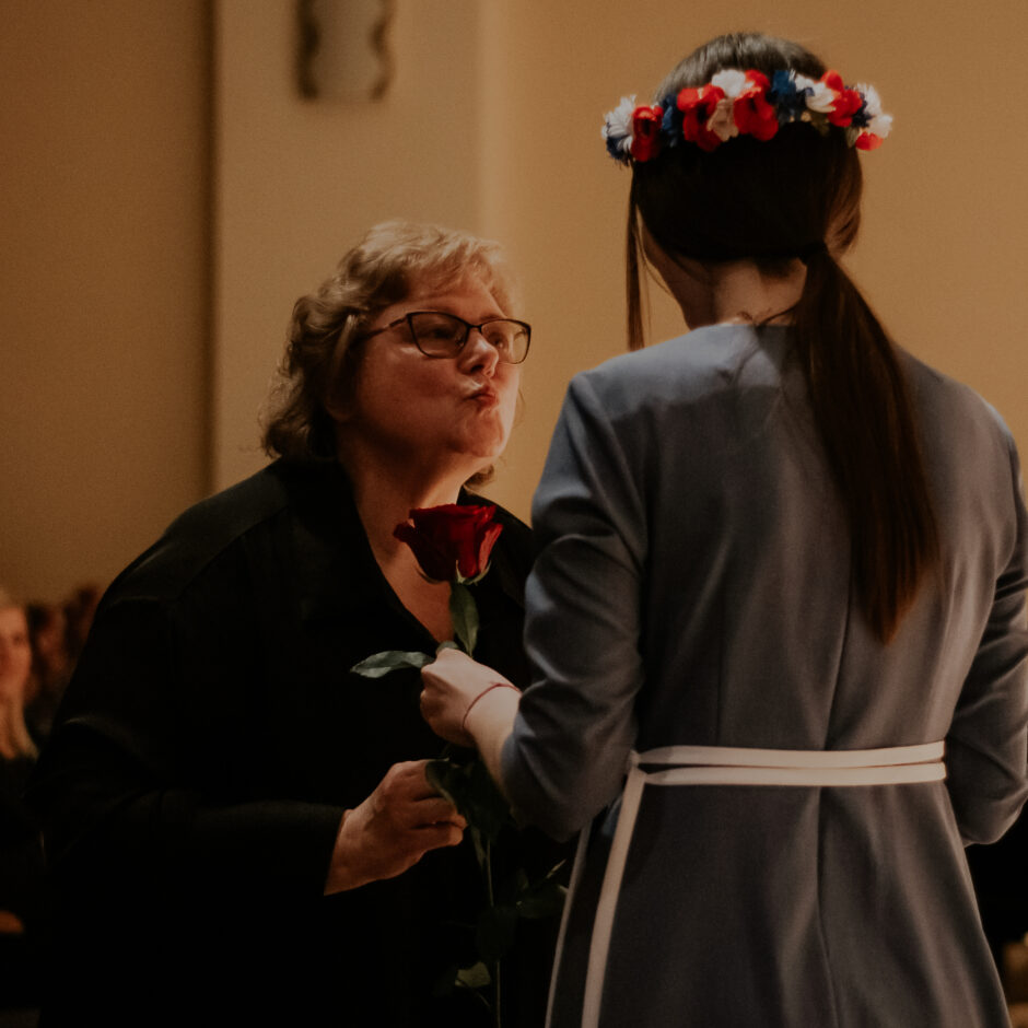 Ped.I.Sproģe saņem pateicības ziedus un dāvanu.