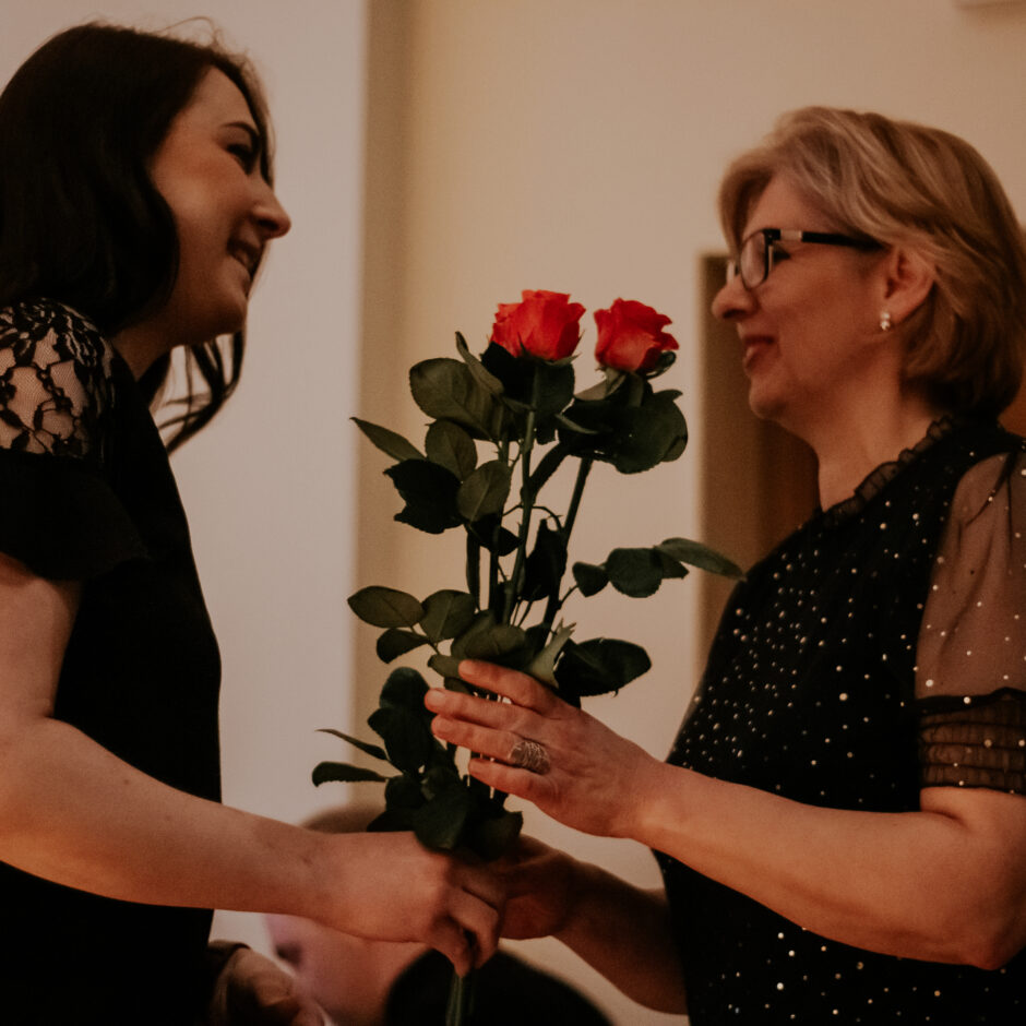 K.Freimane-Vīgante pasniedz ziedus L.Kŗumiņai