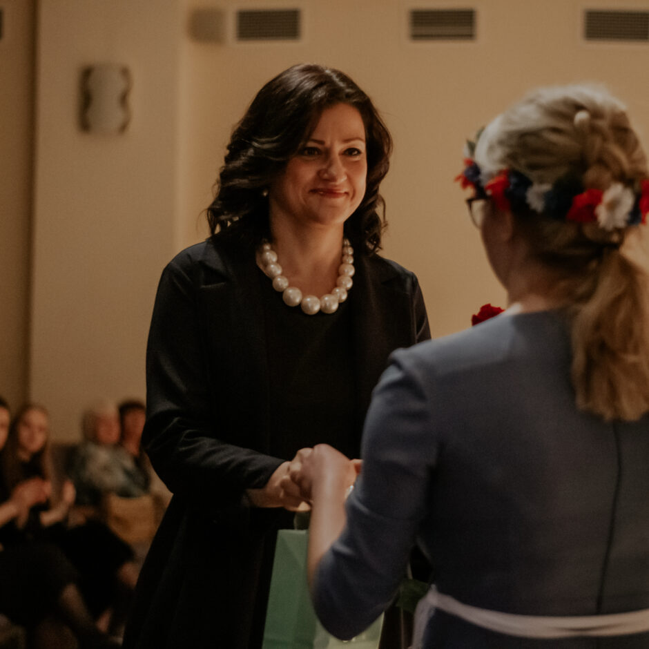 Ped.I.Ozoliņa saņem pateicības ziedus un dāvanu.