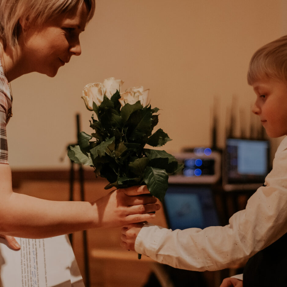 K.Kiršteins pasniedz ziedus direktorei B.Beraģei