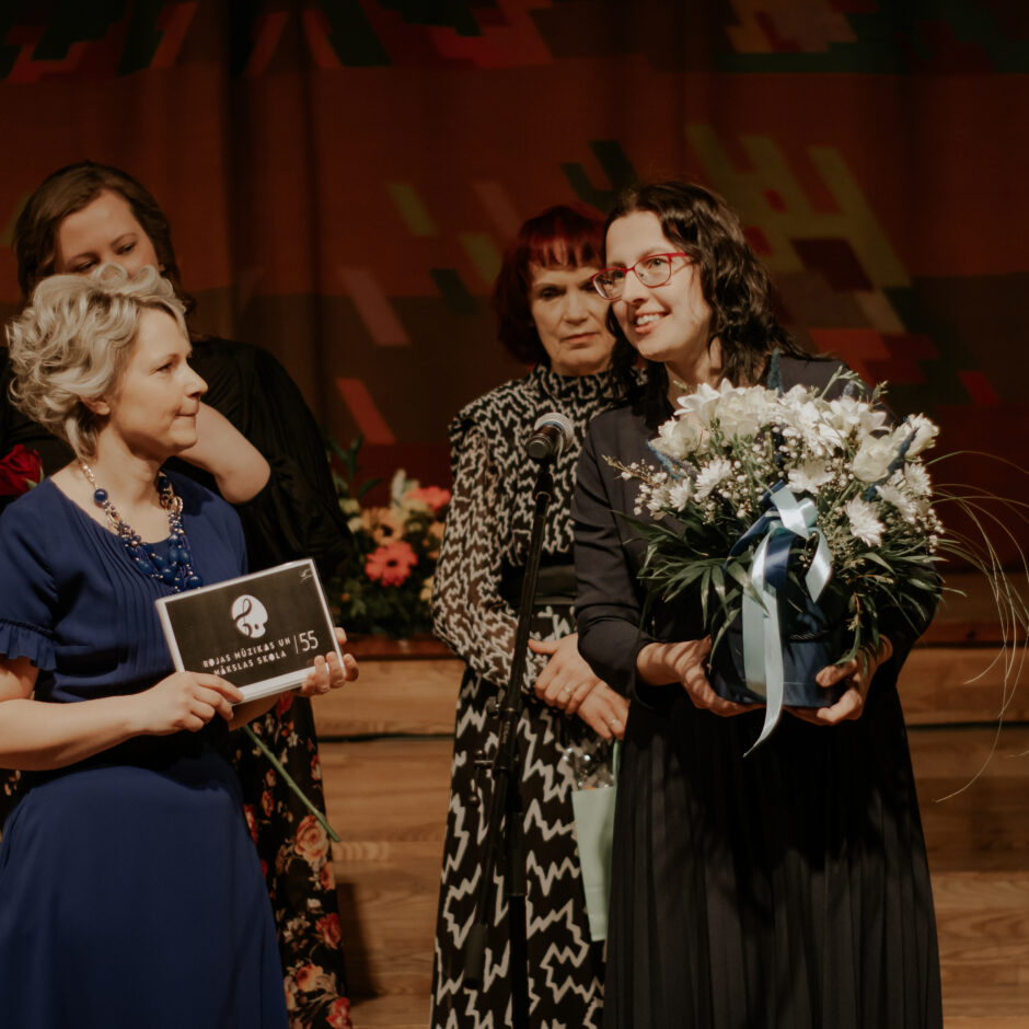 Dir.vietn.A.Kaļiņičenko apsveic skolas direktori B.Beraģi