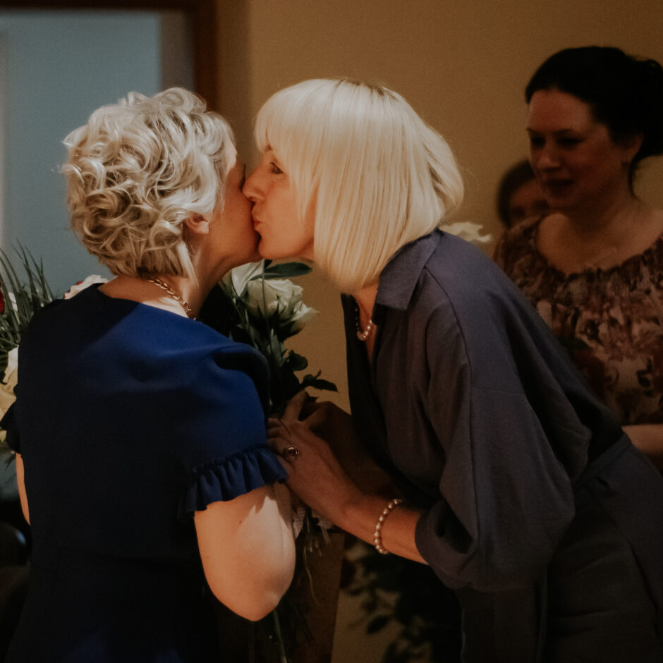 M.Sūniņa apsveic skolas direktori B.Beraģi