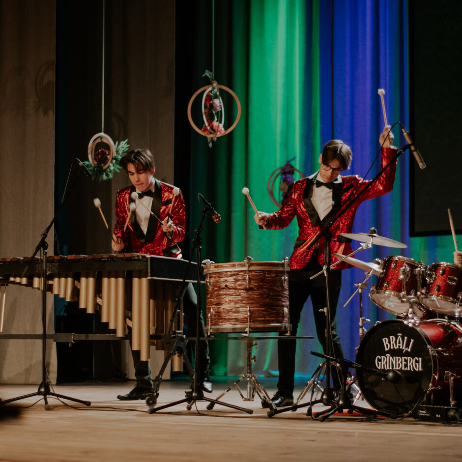 Uzstājas sitaminstrumentālistu trio 