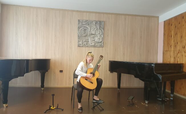 Ģitāriste M.Grīnīte konkursā 