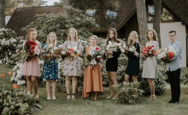 52.izlaiduma absolventi kopā ar skolas direktori Baibu Beraģi kopfoto