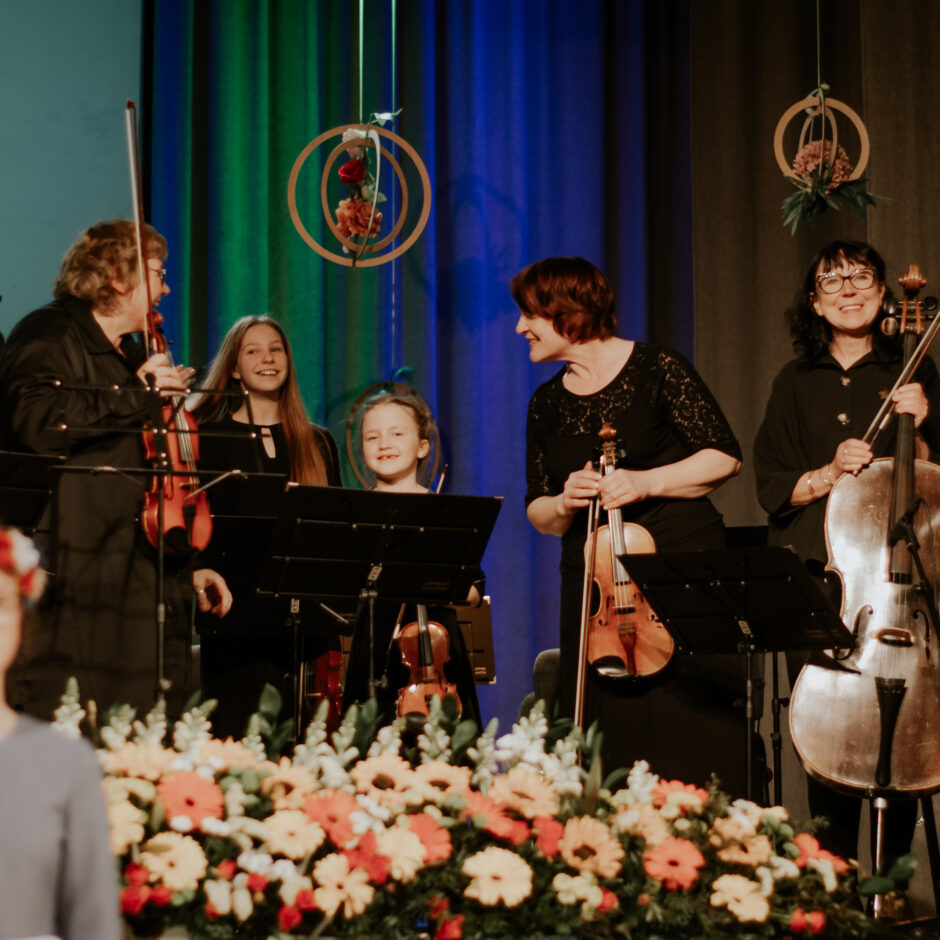 Uzstājas Ziemeļkurzemes kamerorķestris un skolas pedagogu ansamblis