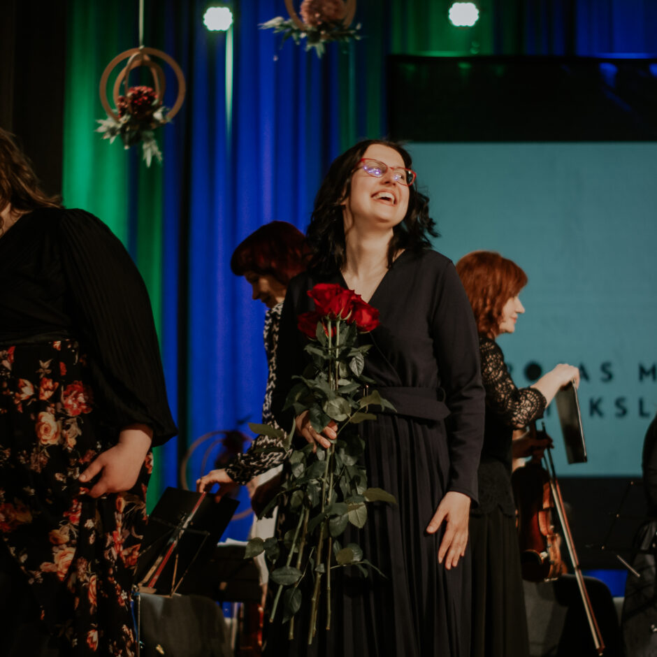 Uzstājas Ziemeļkurzemes kamerorķestris un skolas pedagogu ansamblis