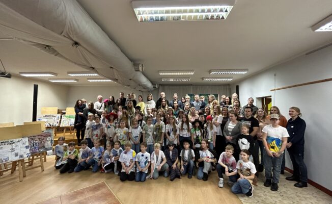 Modes skates noslēgums. Audzēkņu foto kopā ar vecākiem un pedagogiem.
