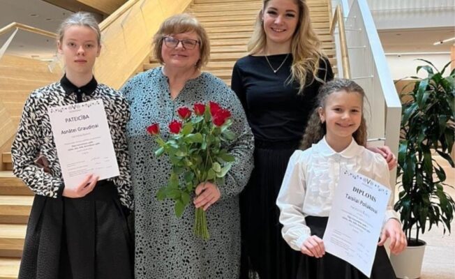 7.klases audzēkne Asnāte Graudiņa, skolotāja Indra Sproģe, koncertmeistare Helga Gūtšmite, 2. klases audzēkne Taisija Poliakova Valsts konkursa 2.kārtā Ventspilī