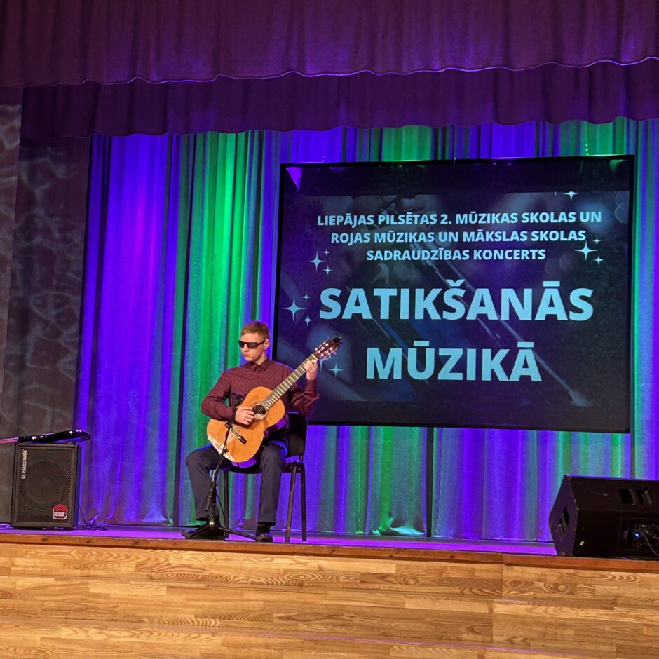 Kirils Švidčenko spēlē ģitāru