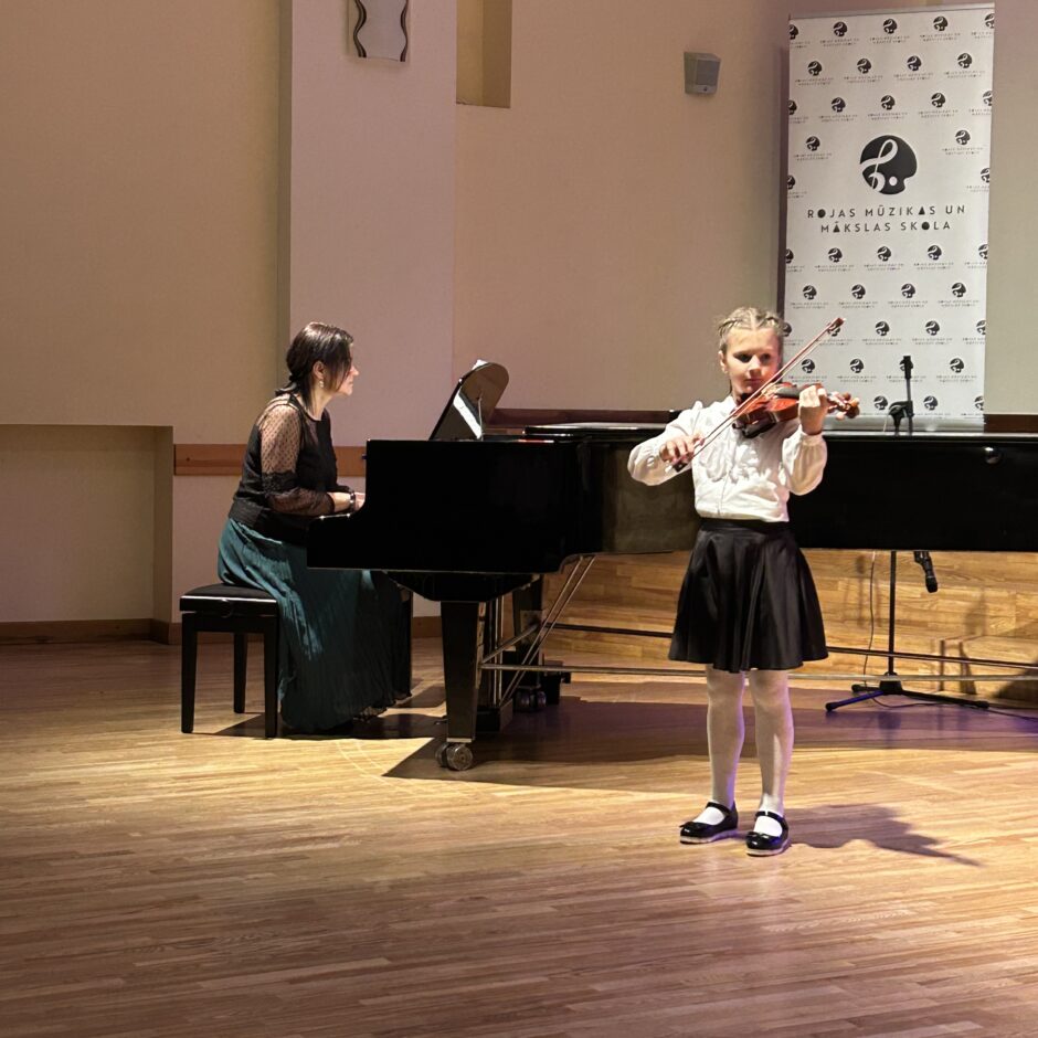 Taisija Poliakova spēlē vijoli, koncertmeistare Inese Ozoliņa