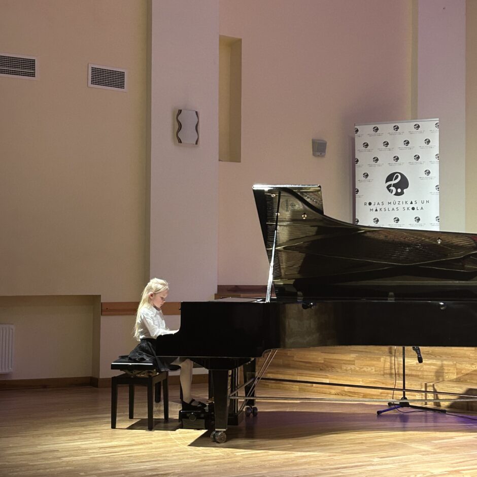 Elīza Ārgale pie klavierēm