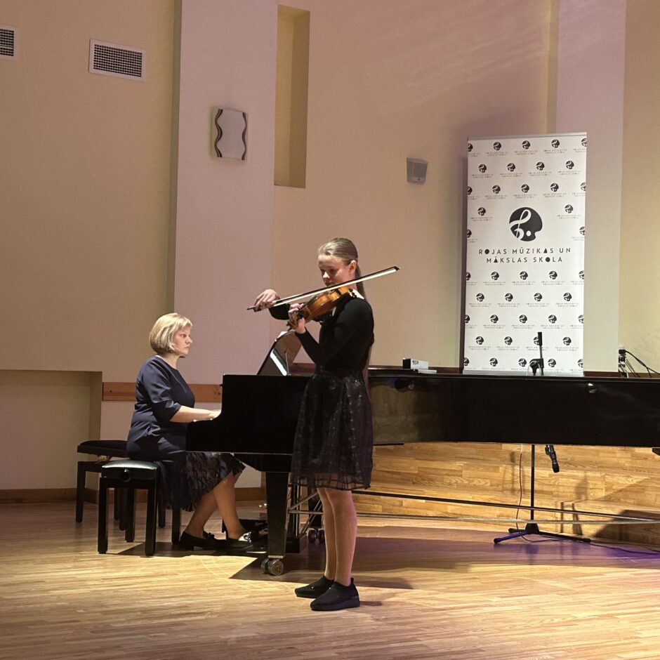 Asnāte Graudiņa spēlē vijoli