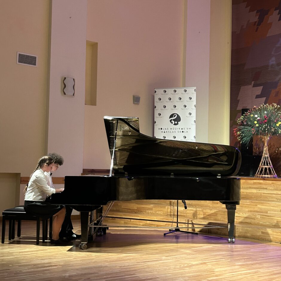 Marija Barčenkova un Vladimirs Djomins klavieru duetā