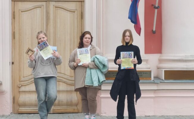 Rebeka Čaunāne un Grēta Maškevica ar skolotāju Terēzi Šteinblūmu pie Ģederta Eliasa Jelgavas Vēstures un mākslas muzeja