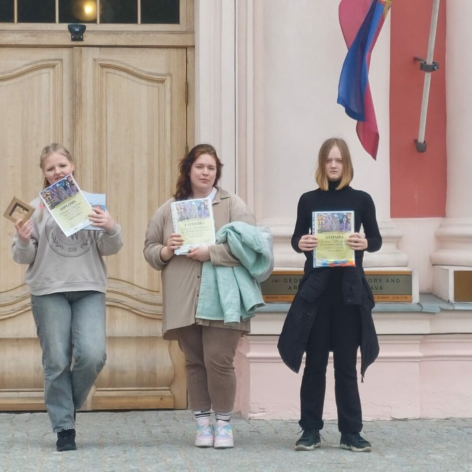 Rebeka Čaunāne un Grēta Maškevica ar skolotāju Terēzi Šteinblūmu pie Ģederta Eliasa Jelgavas Vēstures un mākslas muzeja