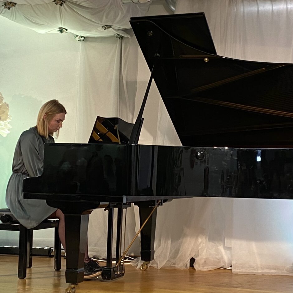 Patrīcija Freimane izpilda Lista