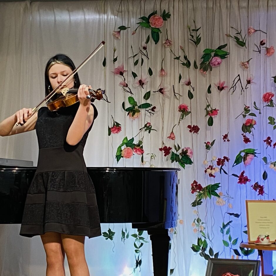 Amanda Indriksone spēlē vijoli