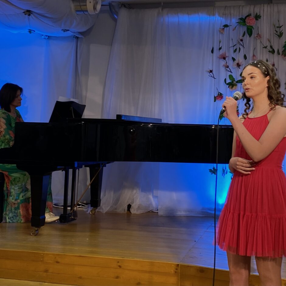 Eva Kirilova kopā ar skolotāju Inesi Ozoliņu izpilda Altmaņa