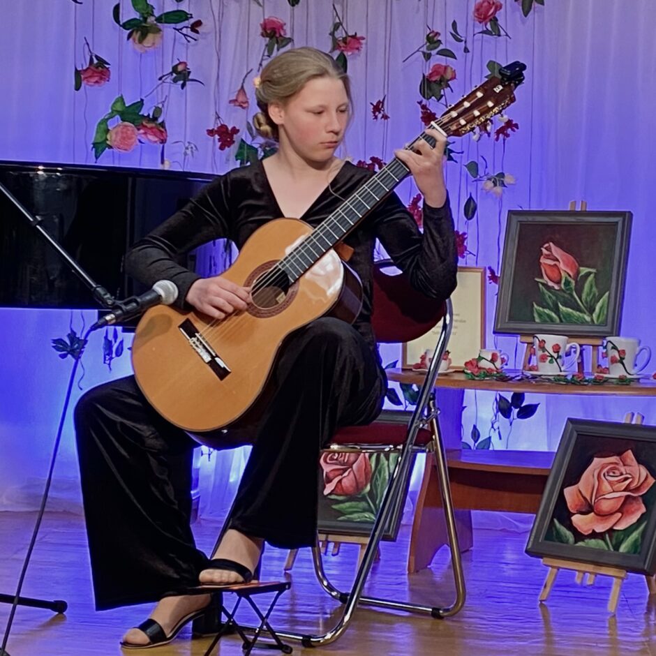 Māra Grīnīte spēlē ģitāru