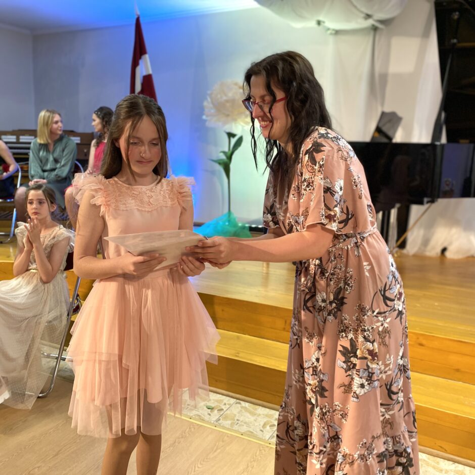 Kitija Lāce saņem apliecību par profesionālās izglītības ieguvi