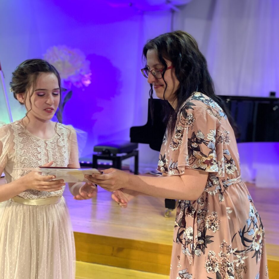 Lonija Mikīte saņem apliecību par izglītības ieguvi