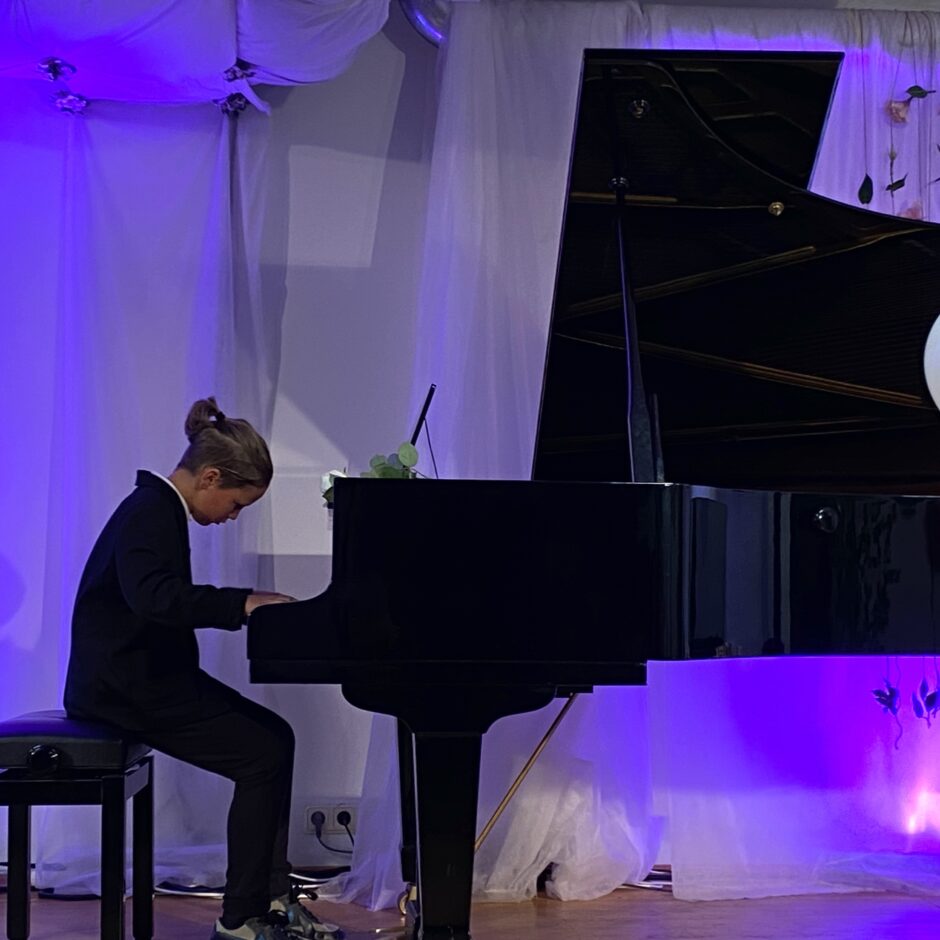 Sveiciens klavierspēles nodaļas absolventei no Paula Bērziņa