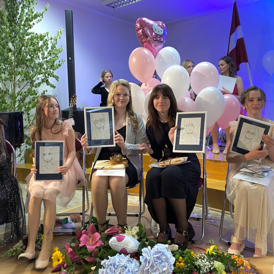 Mākslas absolventes dāvanā saņēmušas savus portretus