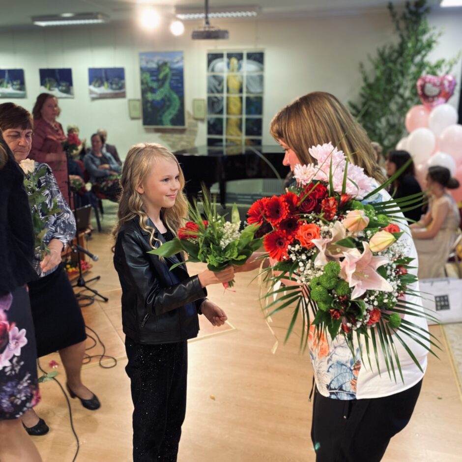 Līga Reine-Smilgaine saņem sveicienus darba jubilejā
